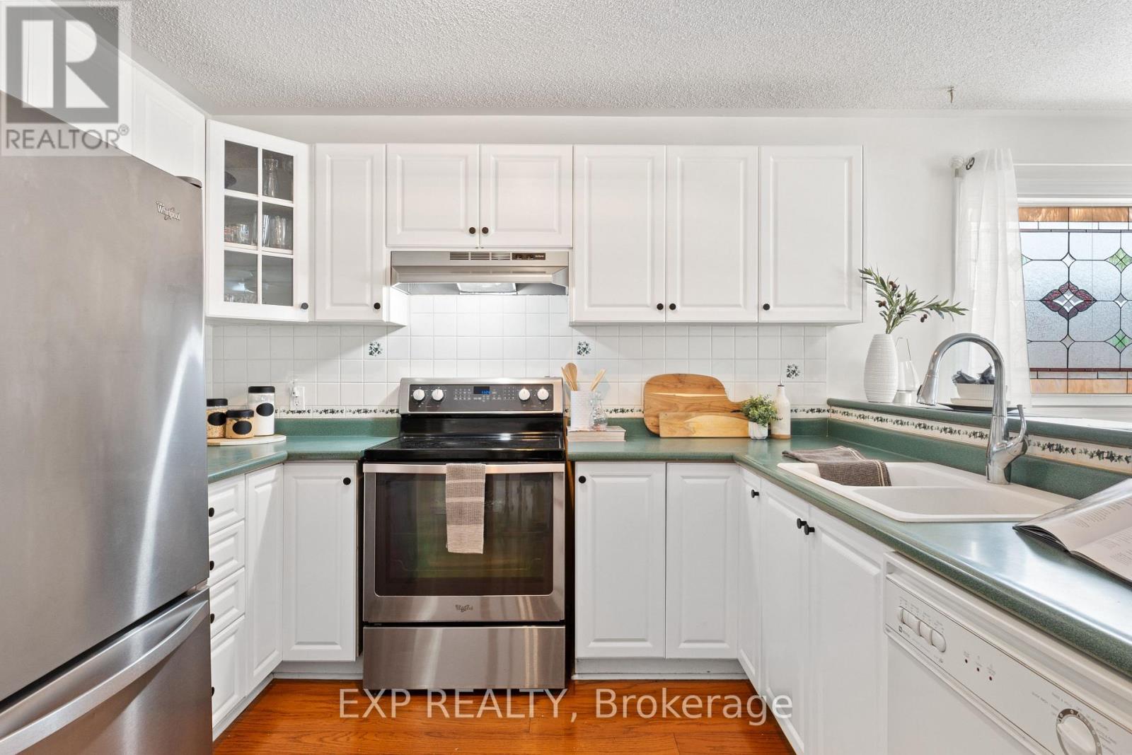 1036 Stone Cottage Crescent, Oshawa (Pinecrest), ON - Indoor Photo Showing Kitchen With Upgraded Kitchen