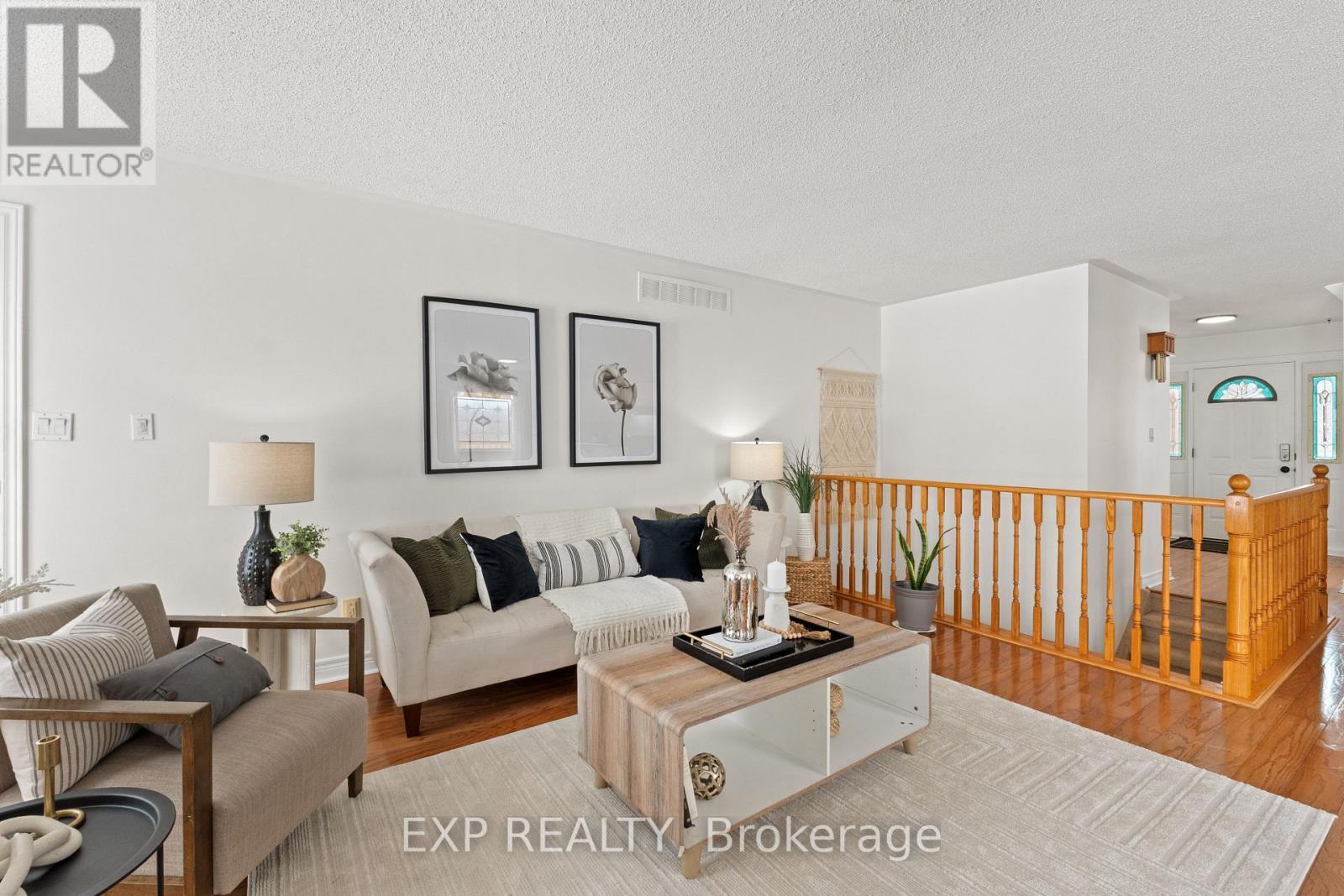 1036 Stone Cottage Crescent, Oshawa (Pinecrest), ON - Indoor Photo Showing Living Room