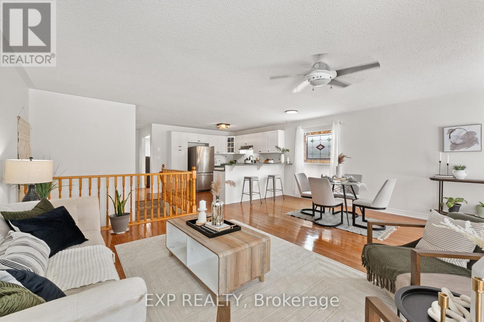 1036 Stone Cottage Crescent, Oshawa (Pinecrest), ON - Indoor Photo Showing Living Room
