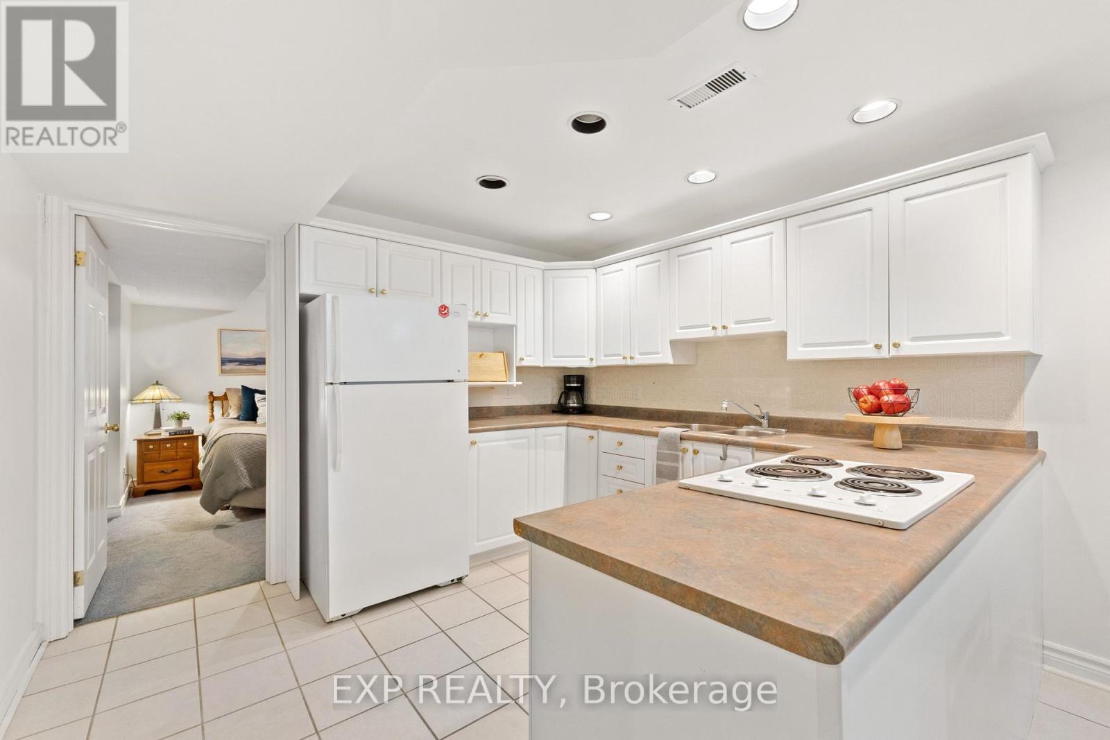 1036 Stone Cottage Crescent, Oshawa (Pinecrest), ON - Indoor Photo Showing Kitchen