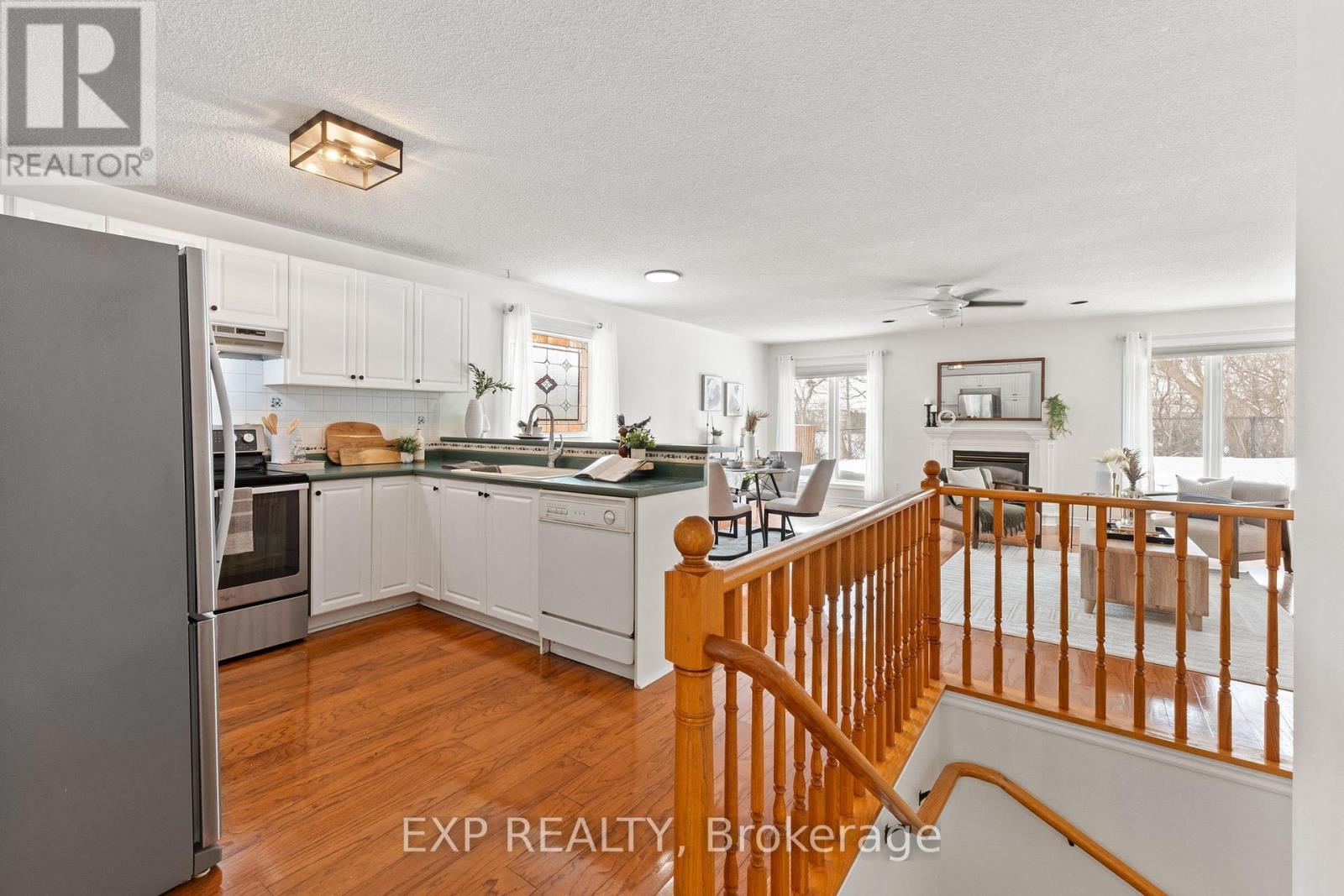 1036 Stone Cottage Crescent, Oshawa (Pinecrest), ON - Indoor Photo Showing Kitchen With Double Sink