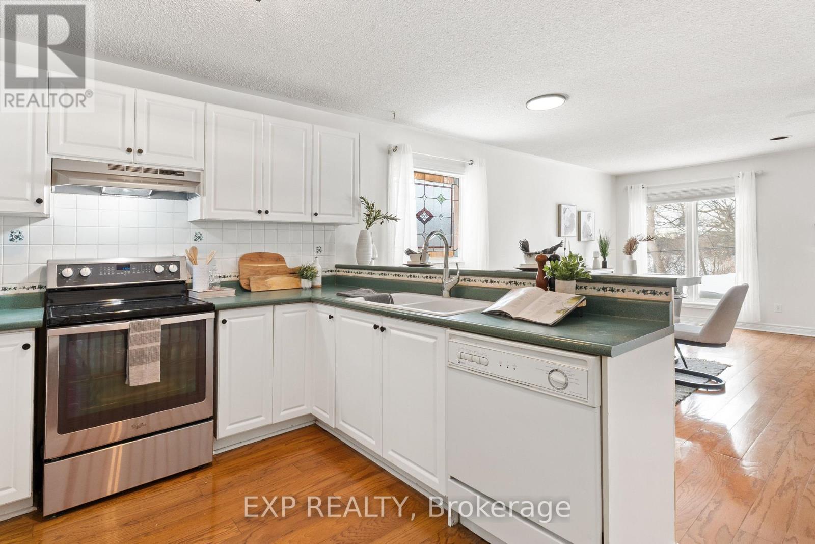 1036 Stone Cottage Crescent, Oshawa (Pinecrest), ON - Indoor Photo Showing Kitchen With Double Sink