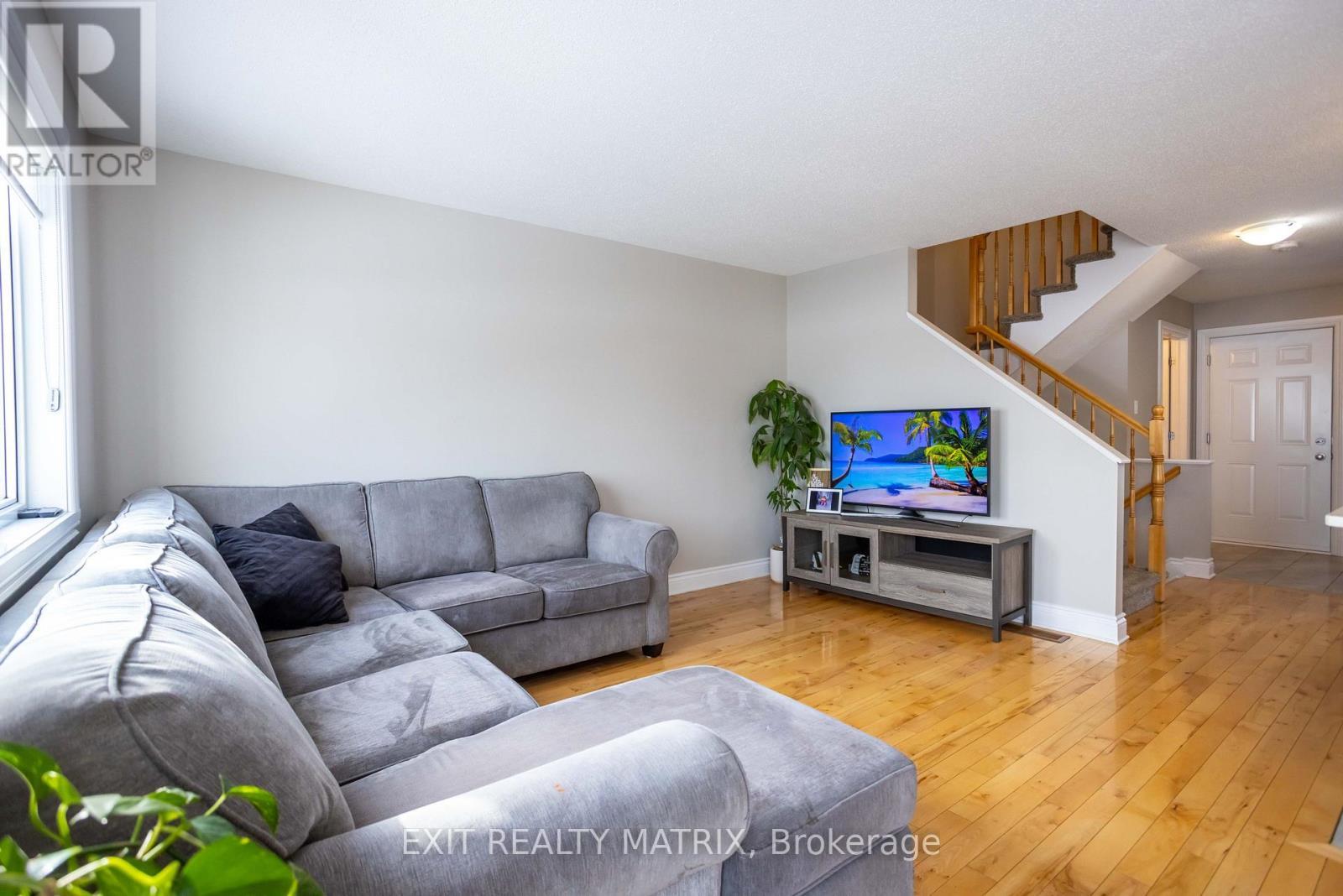 1117 Clement Court, Cornwall, ON - Indoor Photo Showing Living Room