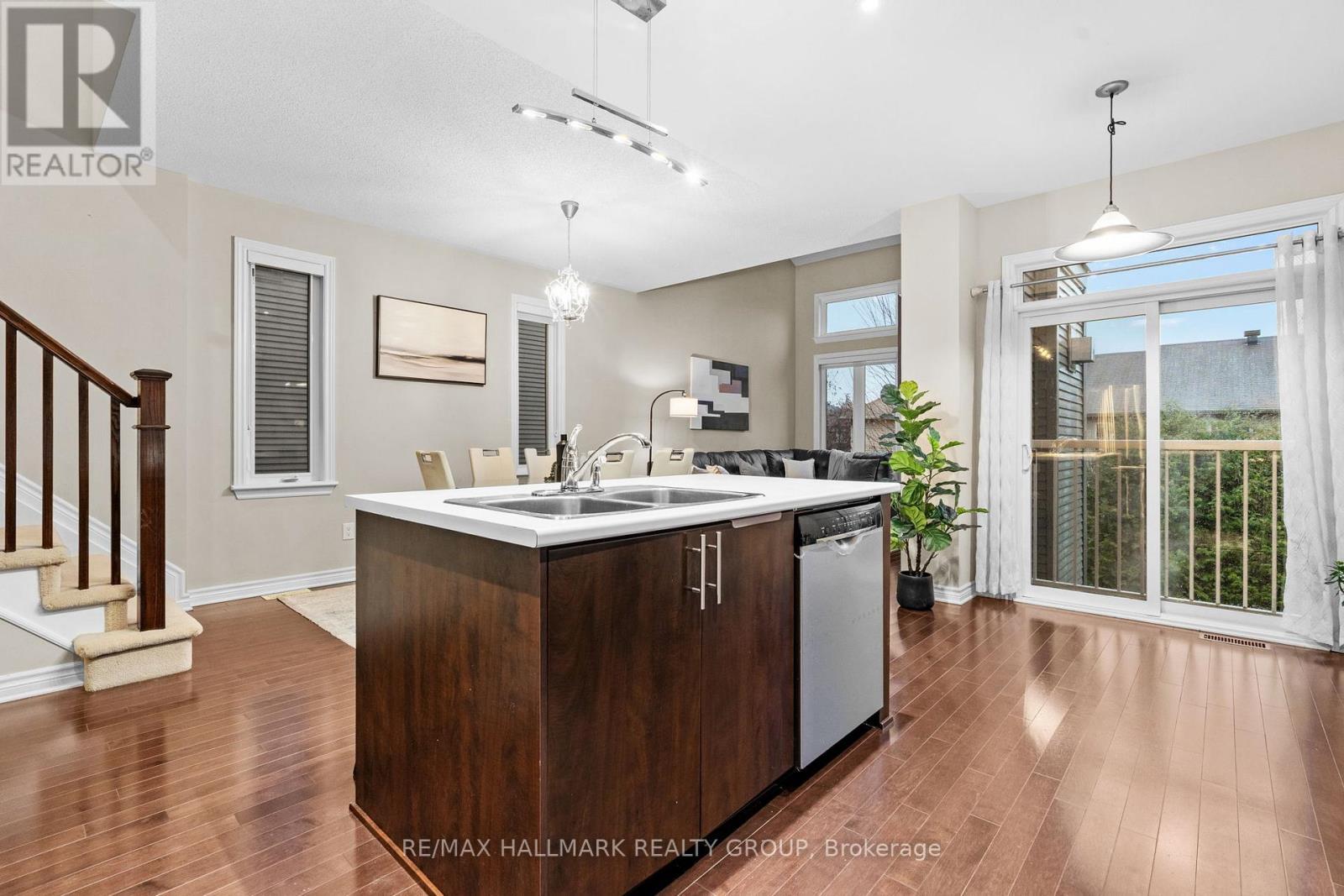 938 Fletcher Circle, Ottawa, ON - Indoor Photo Showing Kitchen With Double Sink