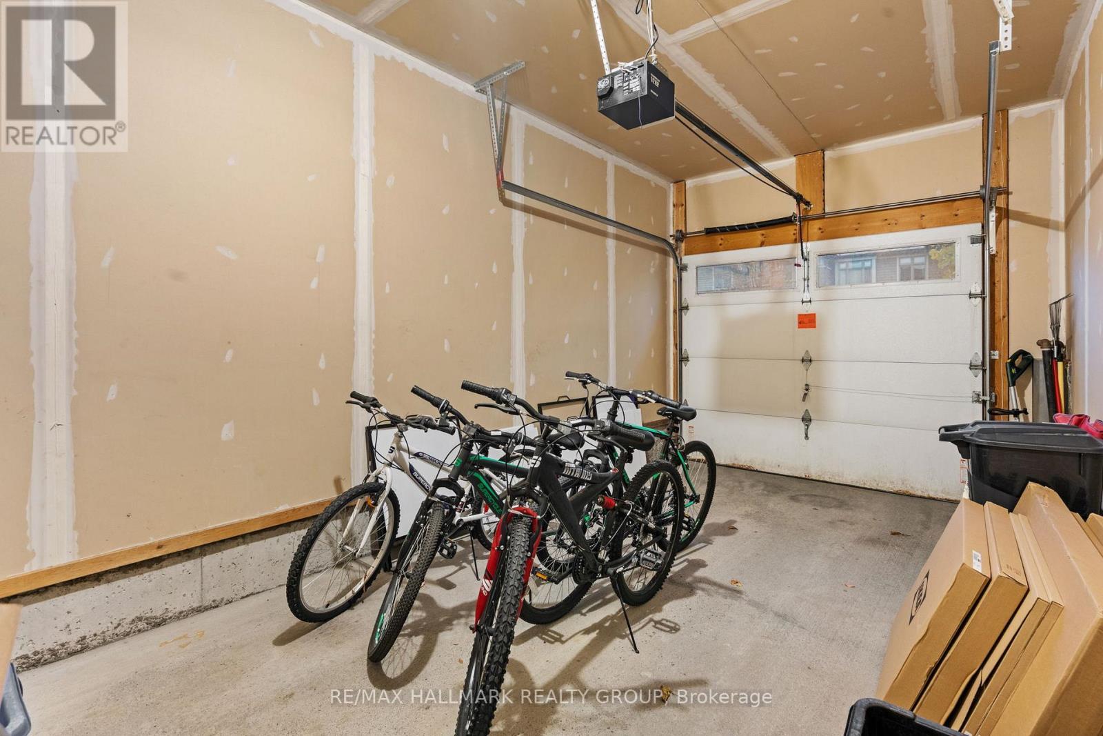 938 Fletcher Circle, Ottawa, ON - Indoor Photo Showing Garage