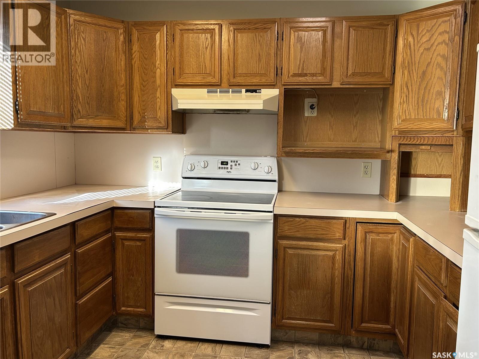 1475 Mather Crescent, Estevan, SK - Indoor Photo Showing Kitchen