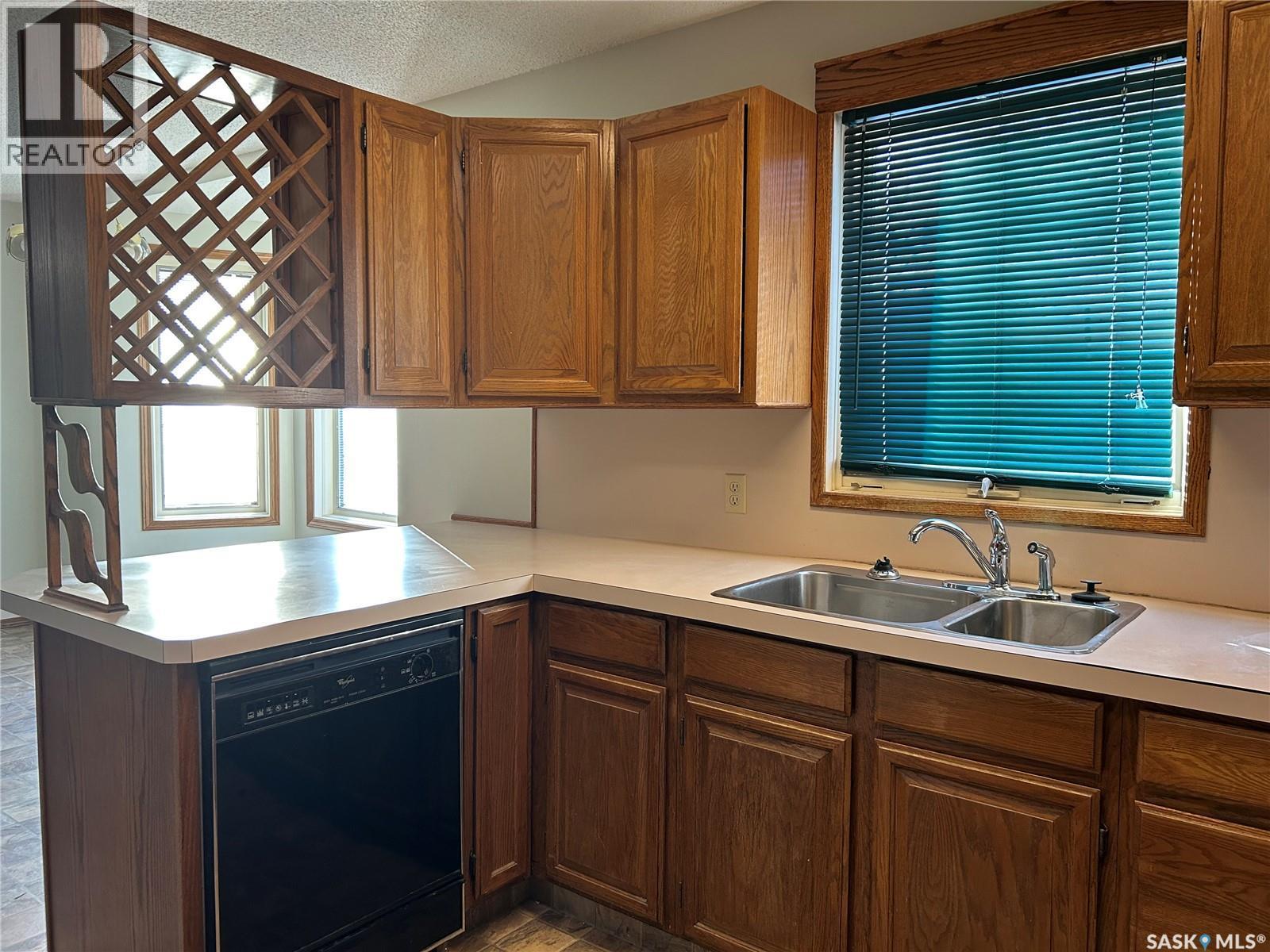 1475 Mather Crescent, Estevan, SK - Indoor Photo Showing Kitchen With Double Sink