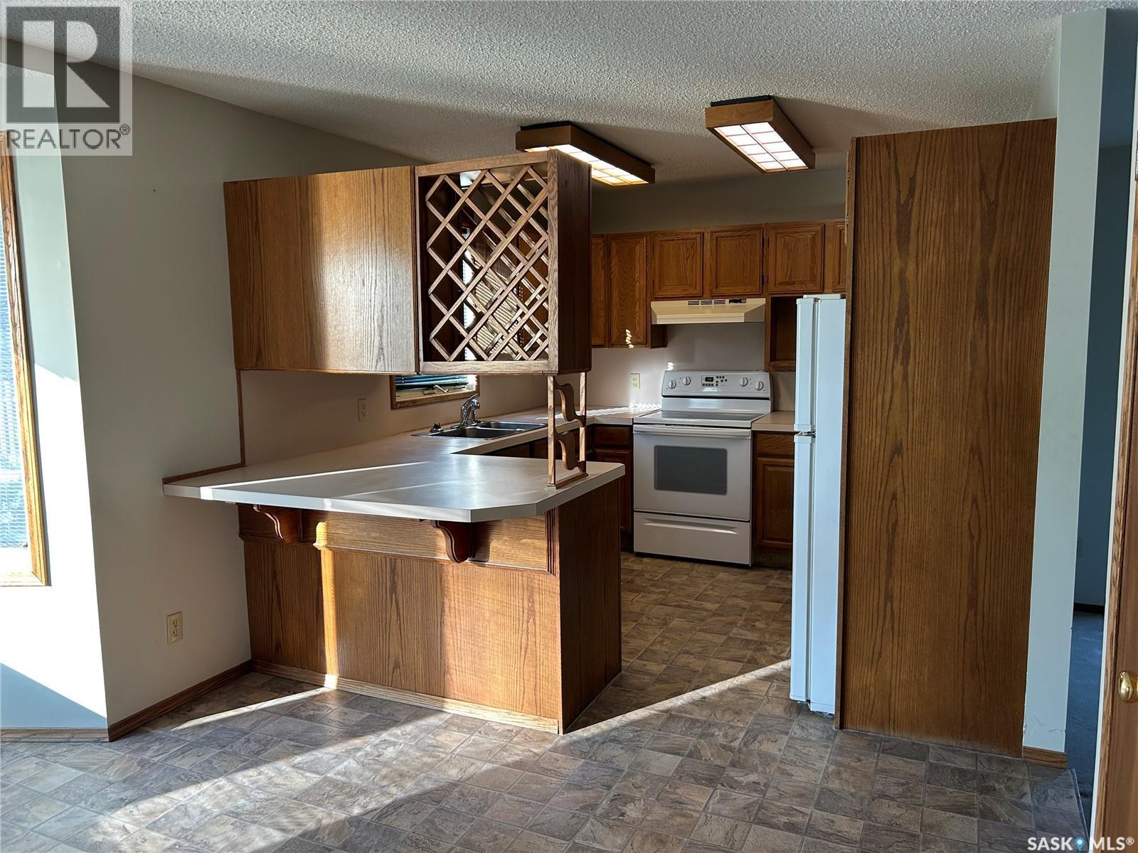 1475 Mather Crescent, Estevan, SK - Indoor Photo Showing Kitchen With Double Sink