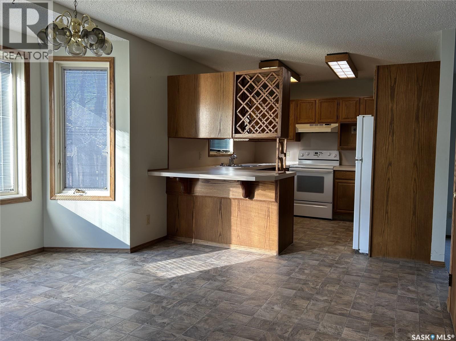 1475 Mather Crescent, Estevan, SK - Indoor Photo Showing Kitchen
