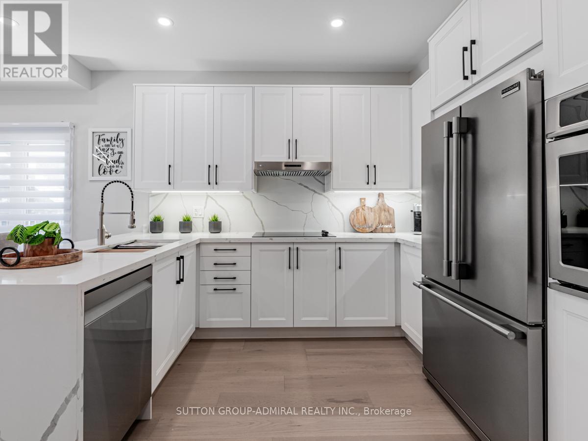 109 Barli Crescent, Vaughan, ON - Indoor Photo Showing Kitchen With Upgraded Kitchen