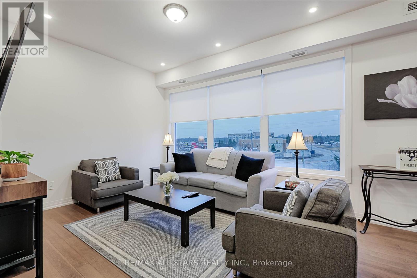 301 - 164 Cemetery Road, Uxbridge, ON - Indoor Photo Showing Living Room