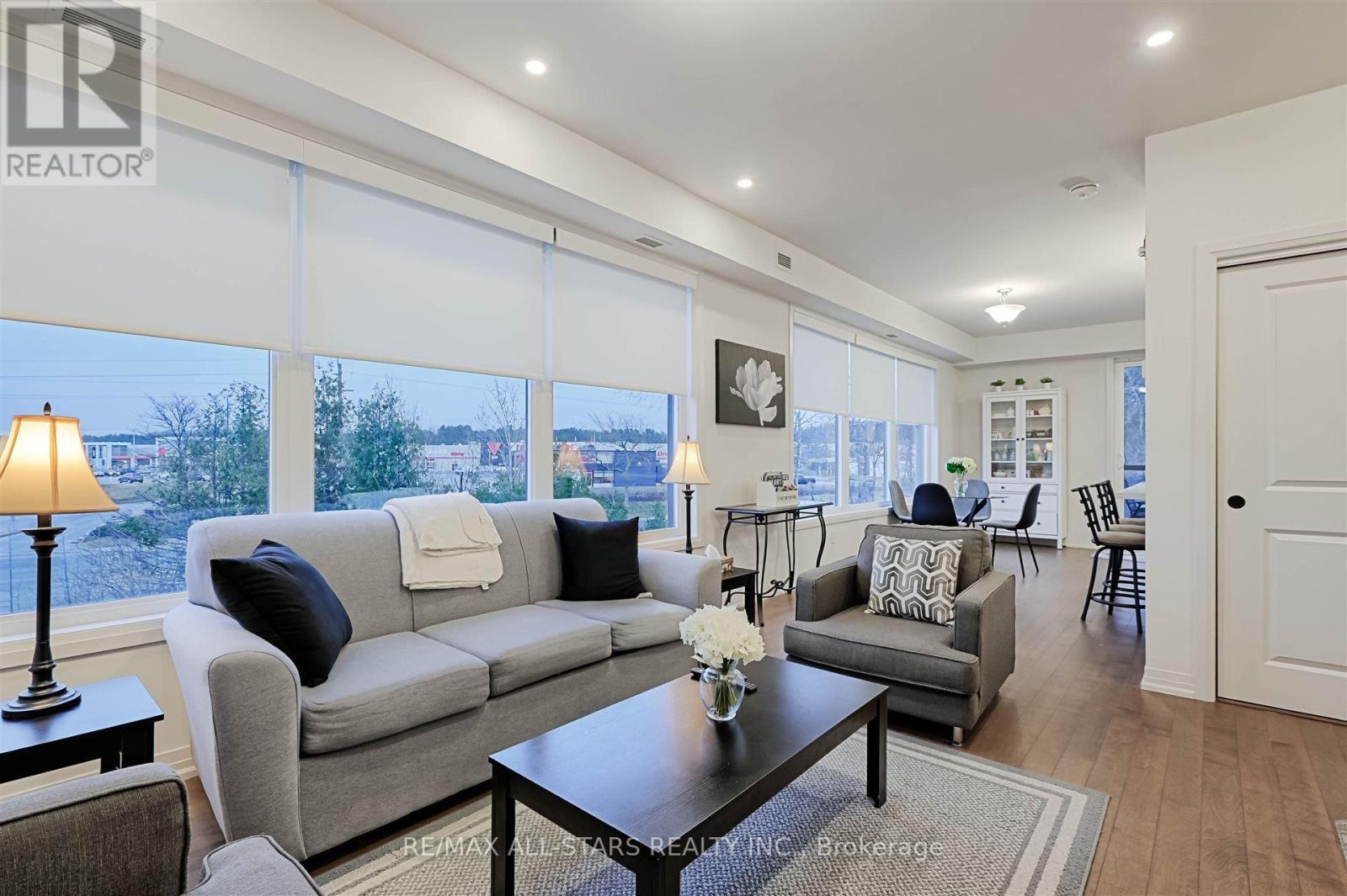 301 - 164 Cemetery Road, Uxbridge, ON - Indoor Photo Showing Living Room