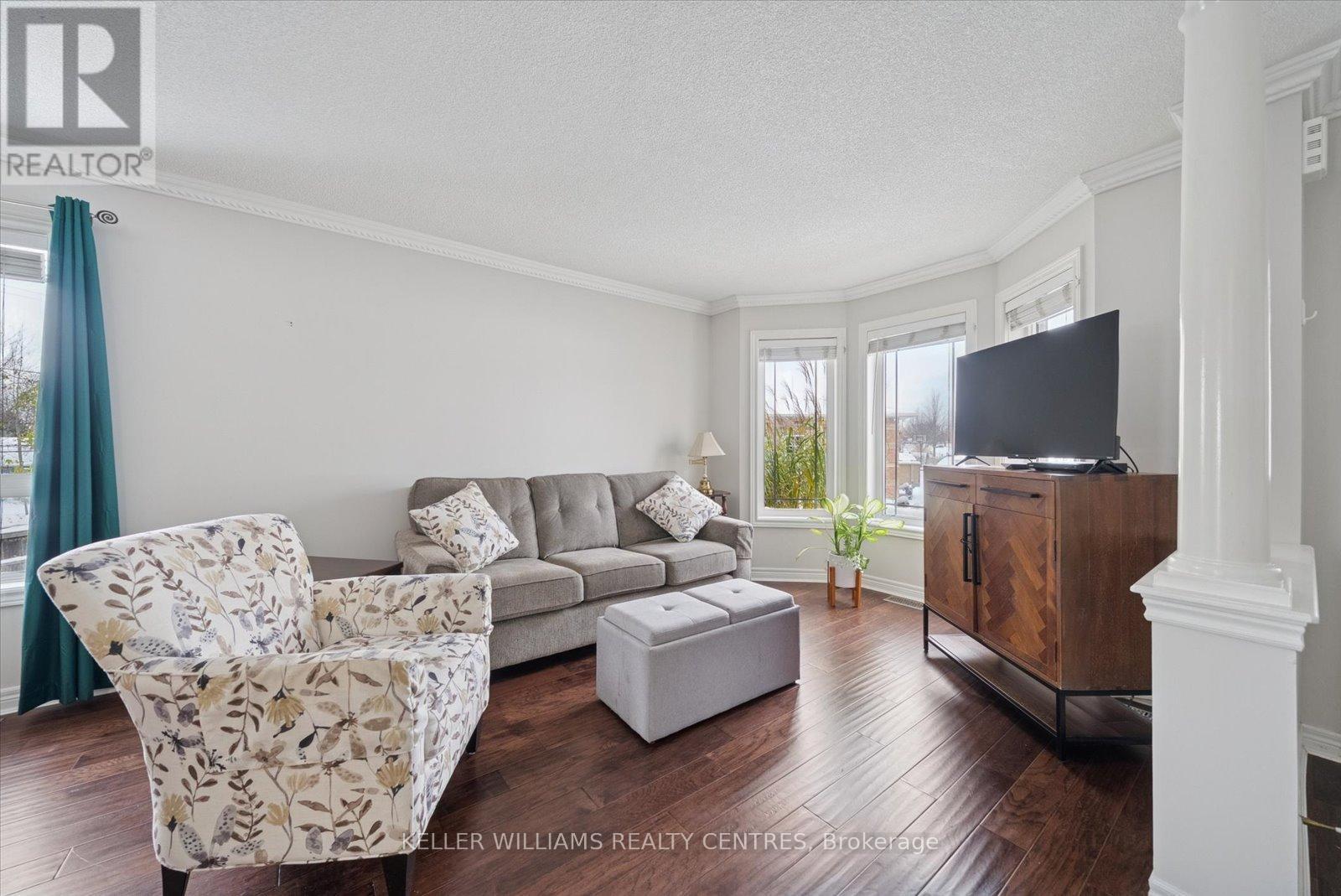 76 Kerfoot Street, Georgina, ON - Indoor Photo Showing Living Room