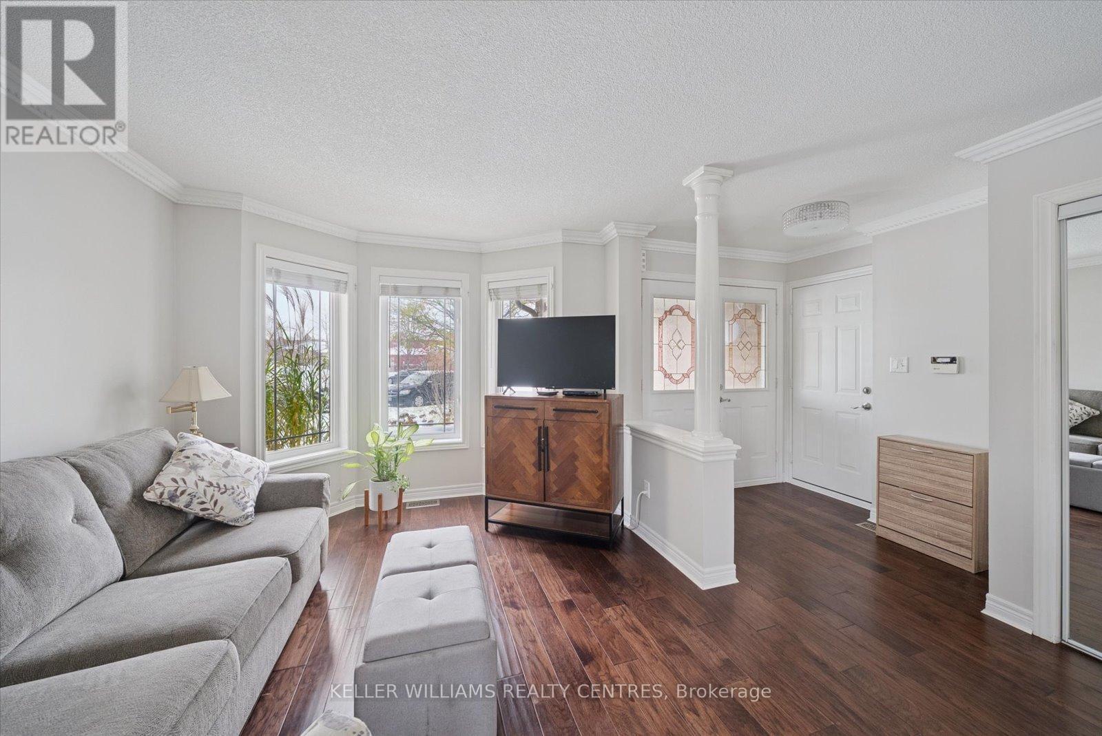 76 Kerfoot Street, Georgina, ON - Indoor Photo Showing Living Room