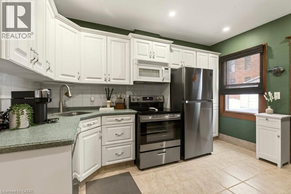 22 Mill Street, Hamilton, ON - Indoor Photo Showing Kitchen