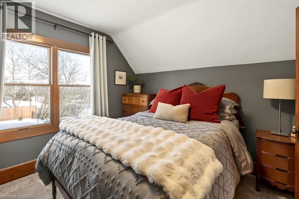22 Mill Street, Hamilton, ON - Indoor Photo Showing Bedroom