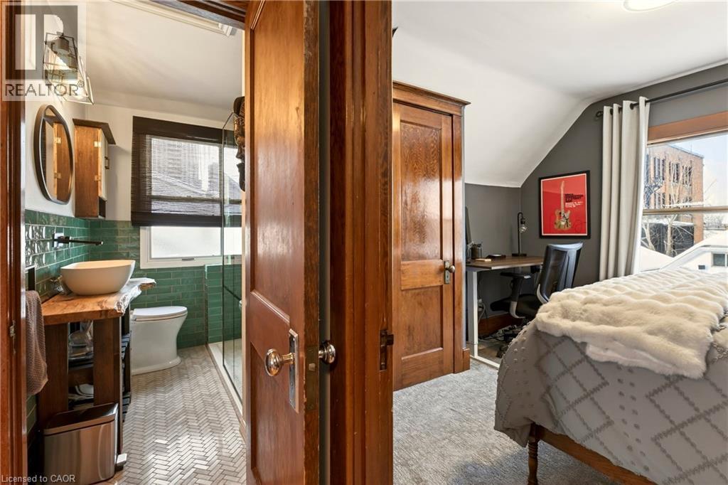 22 Mill Street, Hamilton, ON - Indoor Photo Showing Bedroom