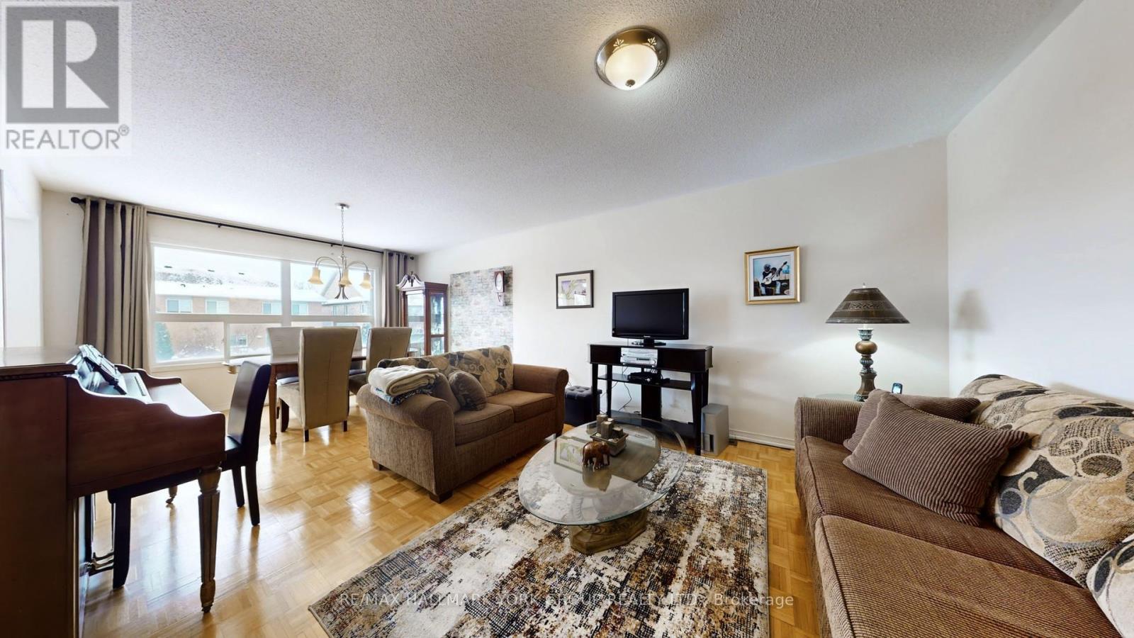 86 Petermann Street, Aurora, ON - Indoor Photo Showing Living Room
