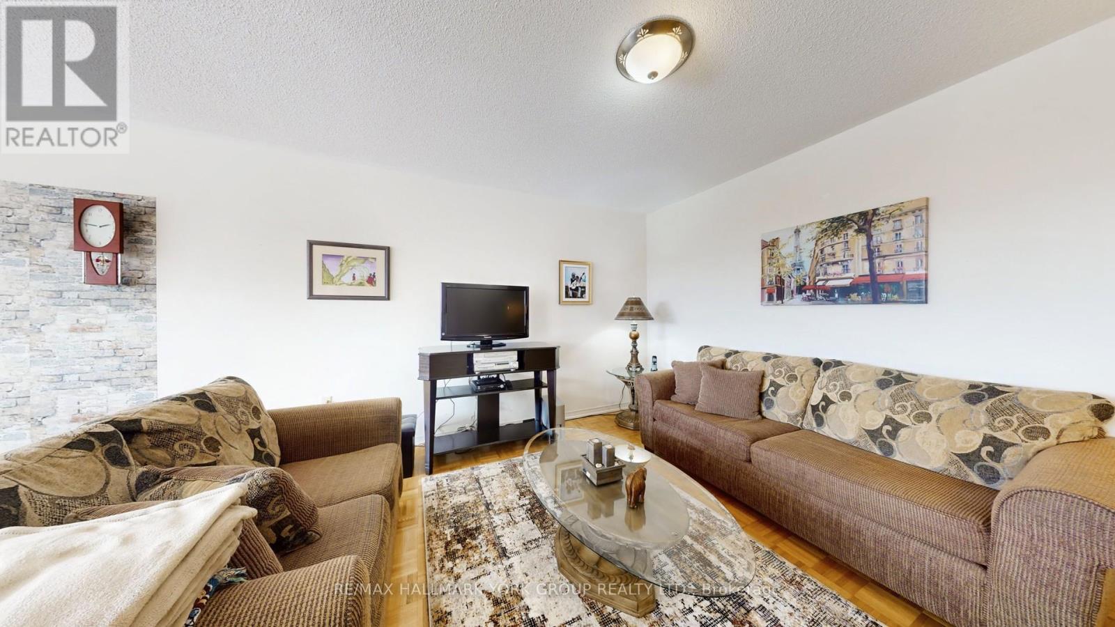 86 Petermann Street, Aurora, ON - Indoor Photo Showing Living Room