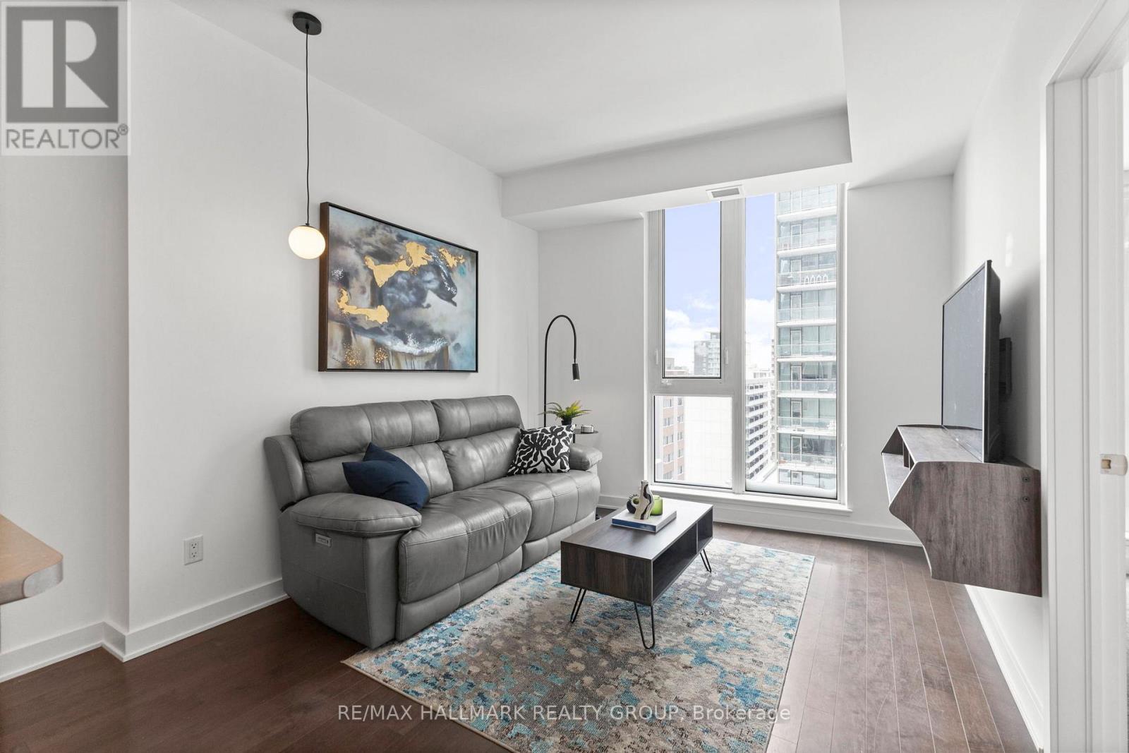1010 - 179 Metcalfe Street, Ottawa, ON - Indoor Photo Showing Living Room