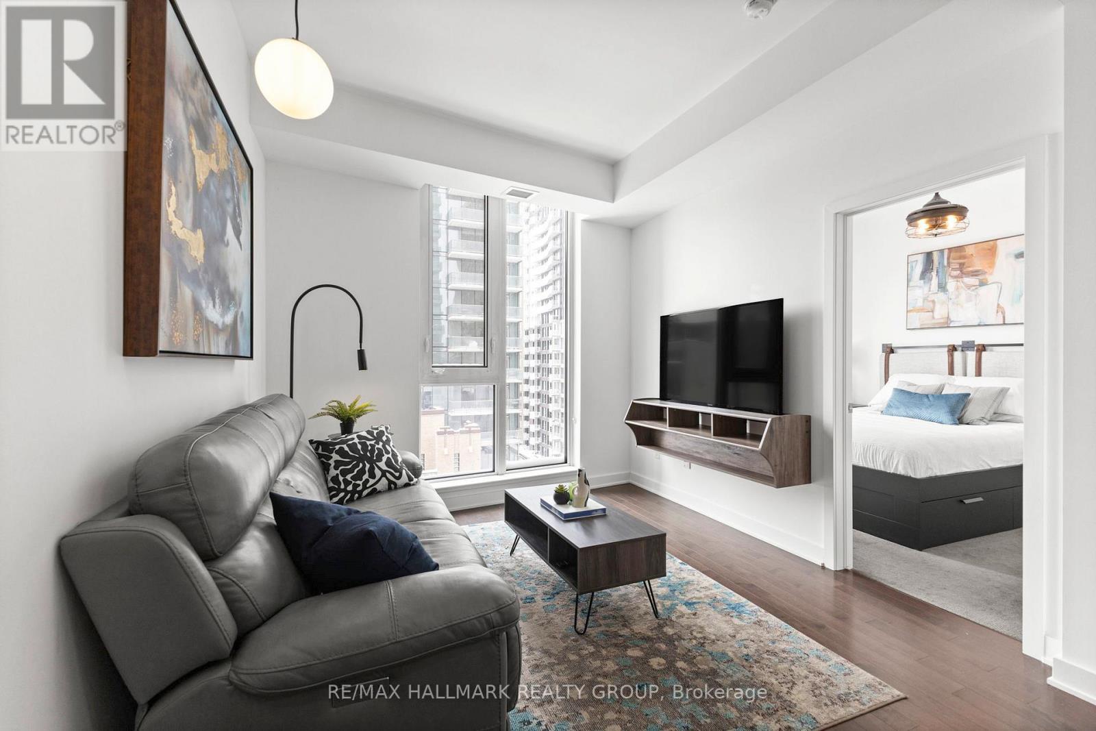 1010 - 179 Metcalfe Street, Ottawa, ON - Indoor Photo Showing Living Room