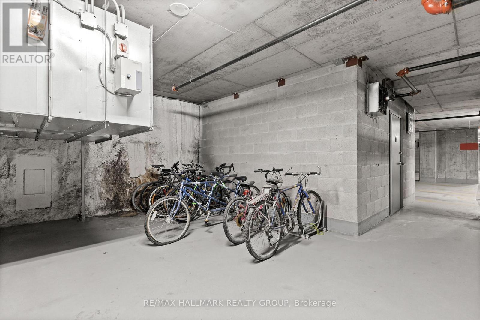 1010 - 179 Metcalfe Street, Ottawa, ON - Indoor Photo Showing Garage