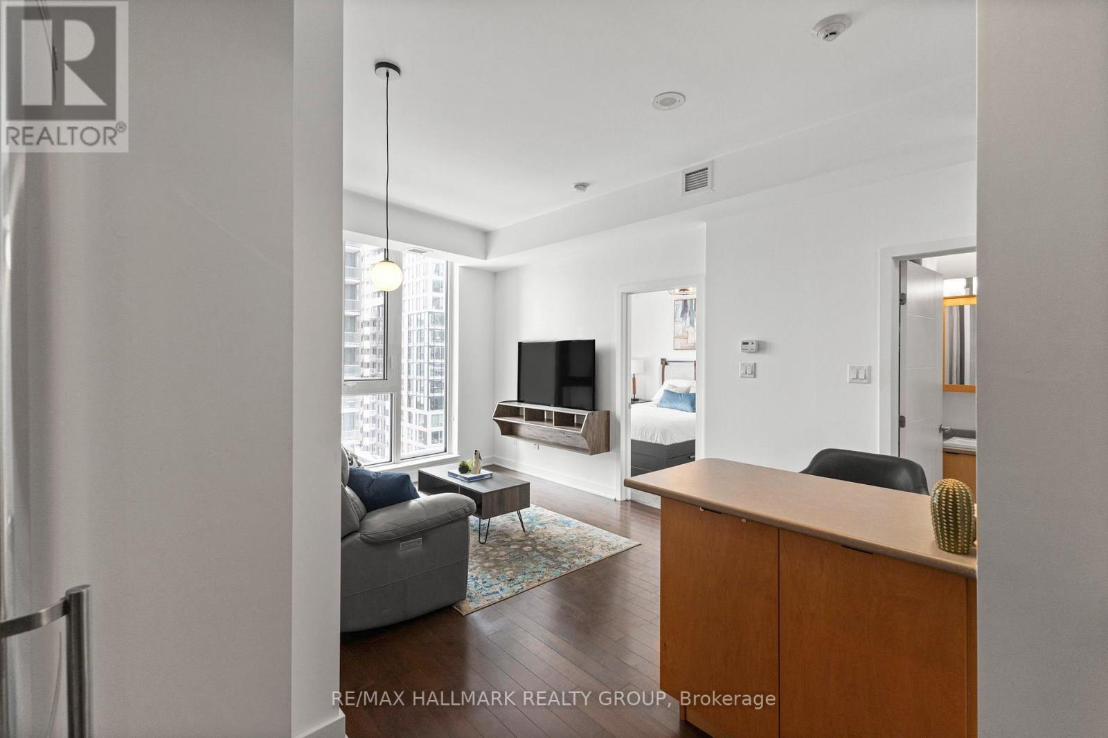 1010 - 179 Metcalfe Street, Ottawa, ON - Indoor Photo Showing Living Room