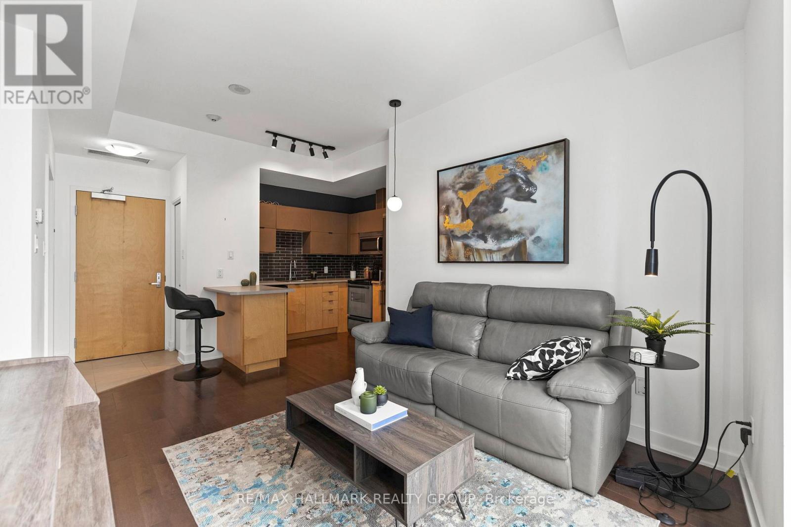 1010 - 179 Metcalfe Street, Ottawa, ON - Indoor Photo Showing Living Room