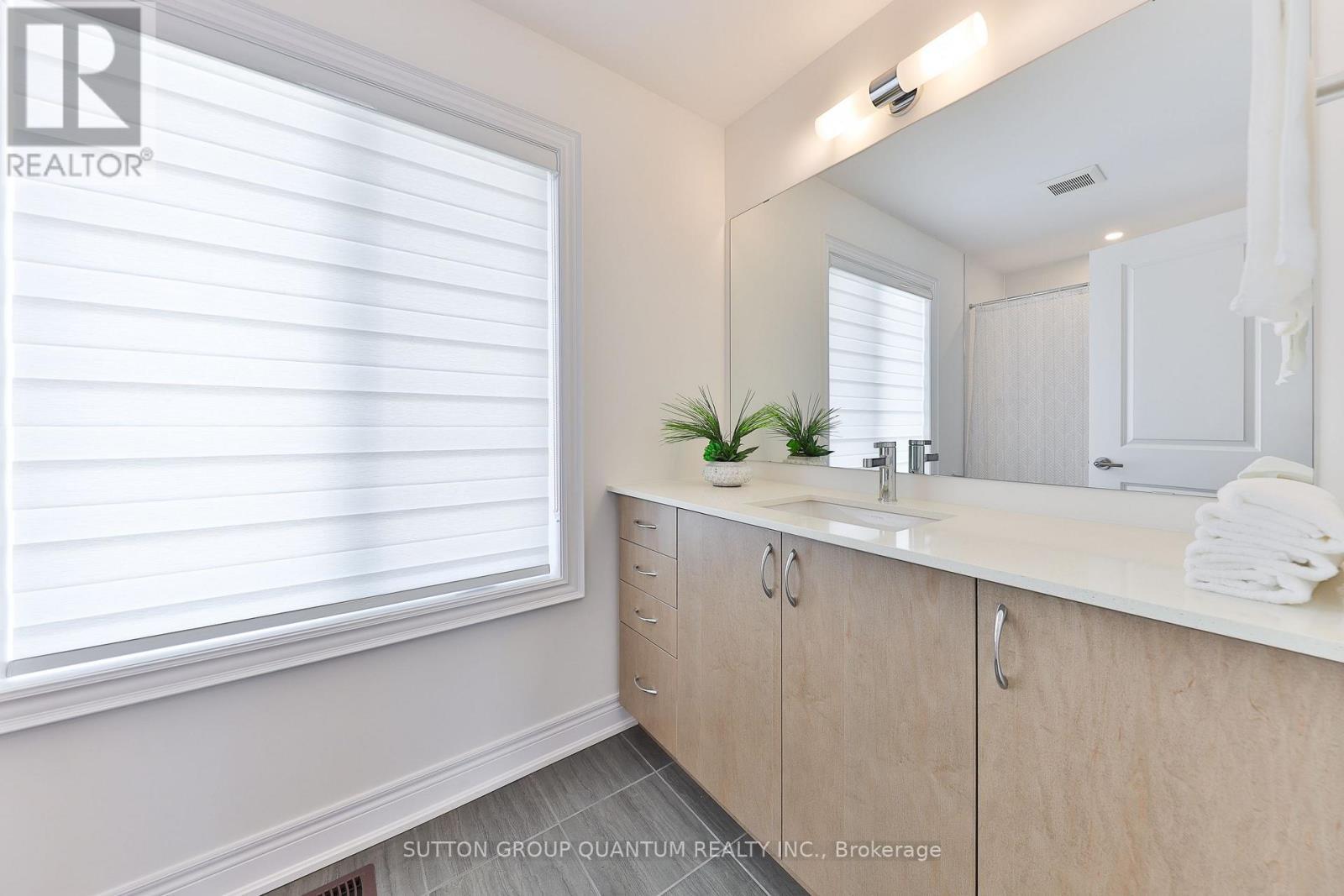 2168 Postmaster Drive, Oakville, ON - Indoor Photo Showing Bathroom