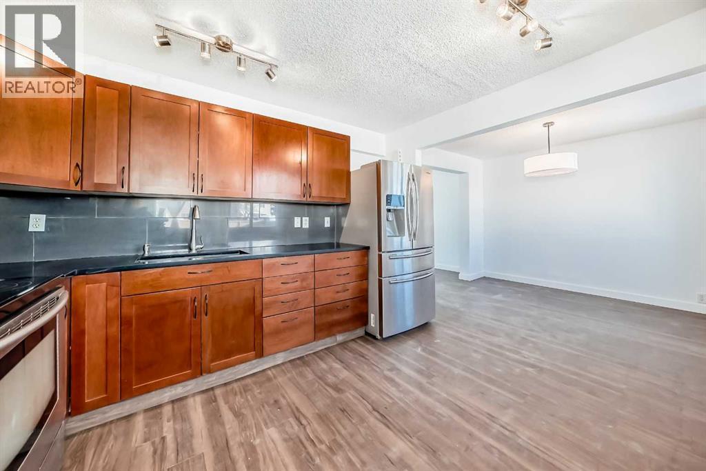 60 Erin Mount Crescent Se, Calgary, AB - Indoor Photo Showing Kitchen