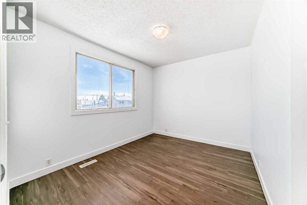 60 Erin Mount Crescent Se, Calgary, AB - Indoor Photo Showing Other Room