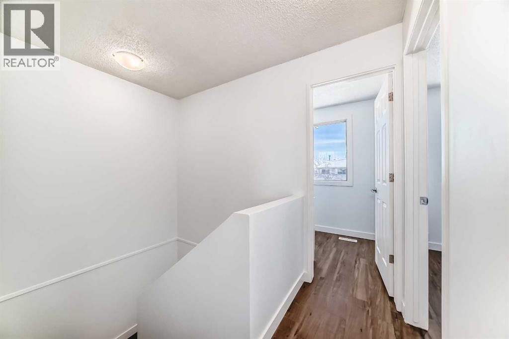 60 Erin Mount Crescent Se, Calgary, AB - Indoor Photo Showing Other Room