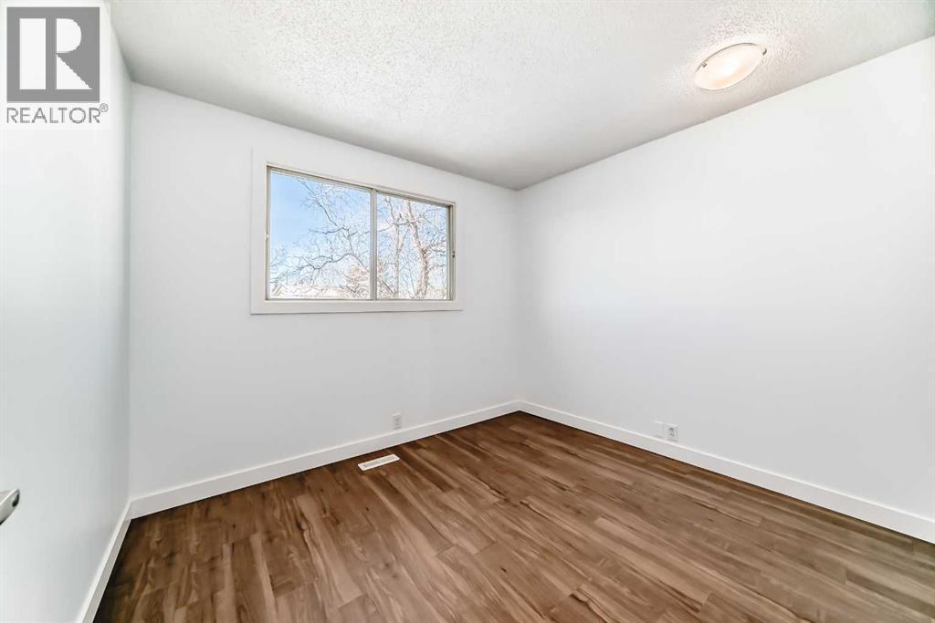 60 Erin Mount Crescent Se, Calgary, AB - Indoor Photo Showing Other Room