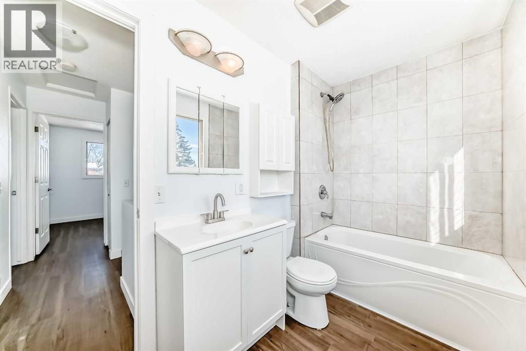 60 Erin Mount Crescent Se, Calgary, AB - Indoor Photo Showing Bathroom