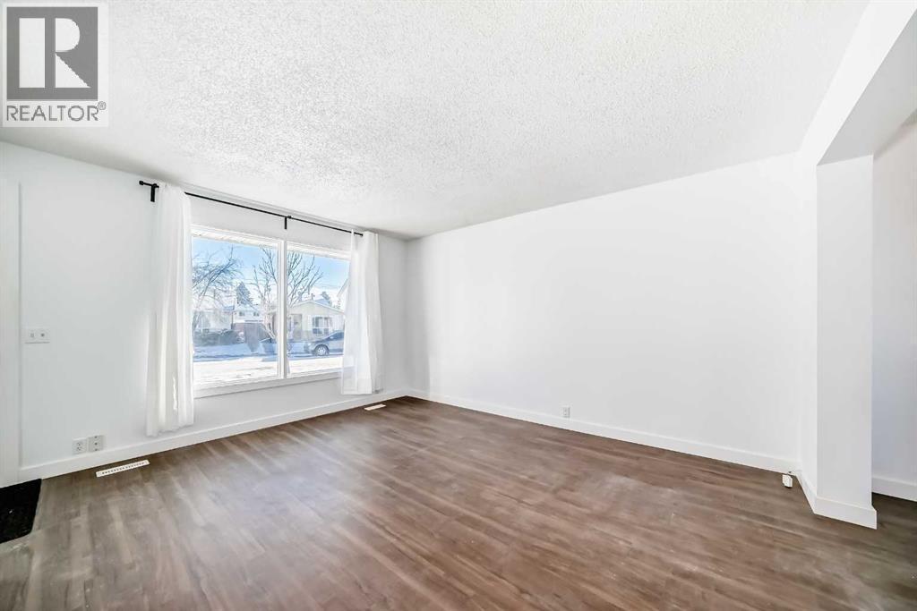 60 Erin Mount Crescent Se, Calgary, AB - Indoor Photo Showing Other Room