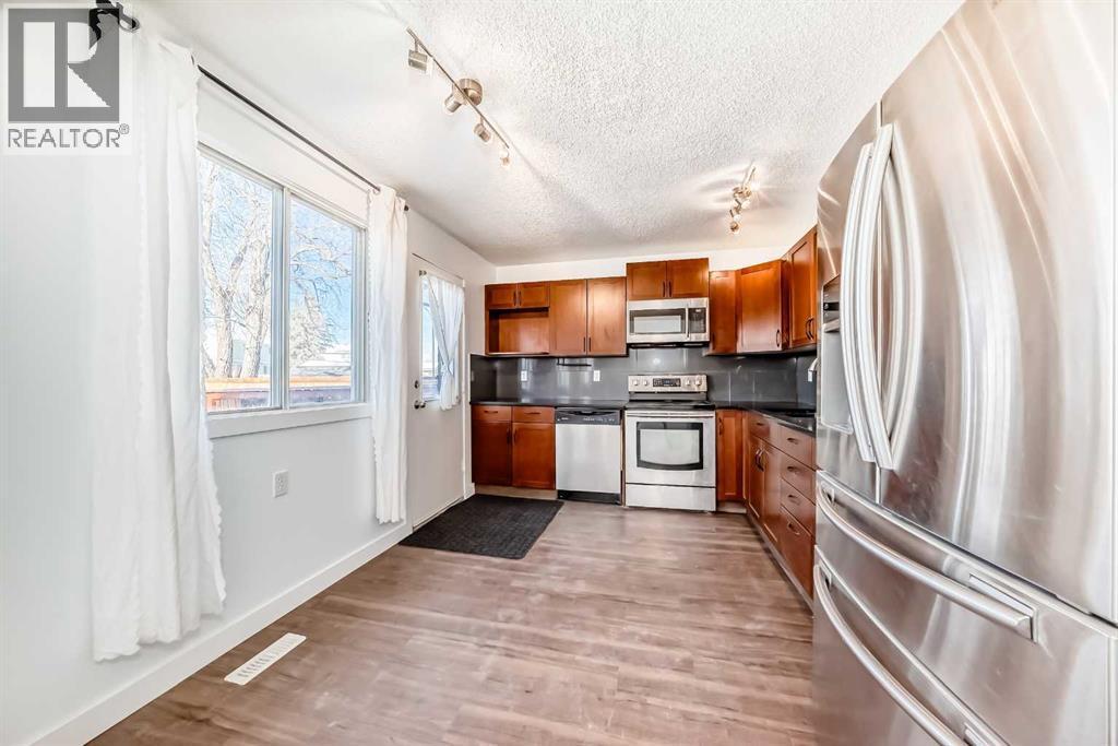 60 Erin Mount Crescent Se, Calgary, AB - Indoor Photo Showing Kitchen