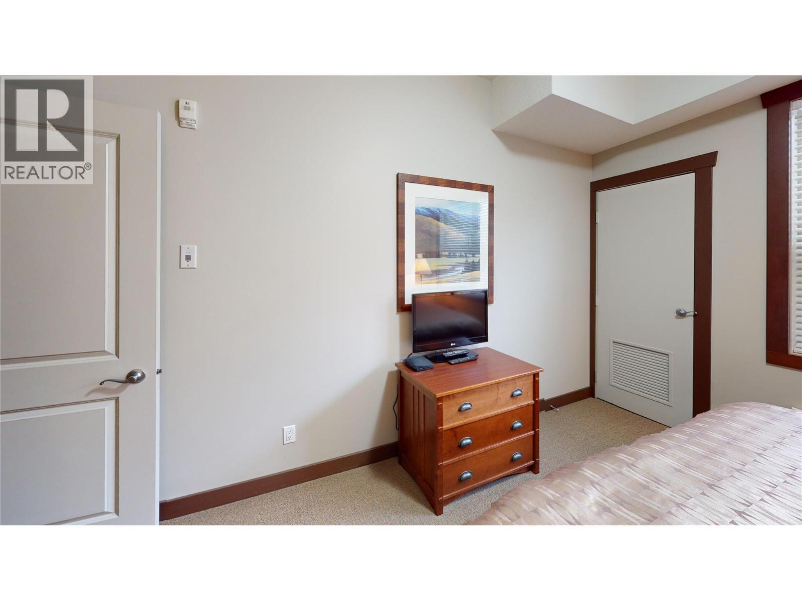 1500 Mcdonald Avenue Unit# 122, Fernie, BC - Indoor Photo Showing Bedroom