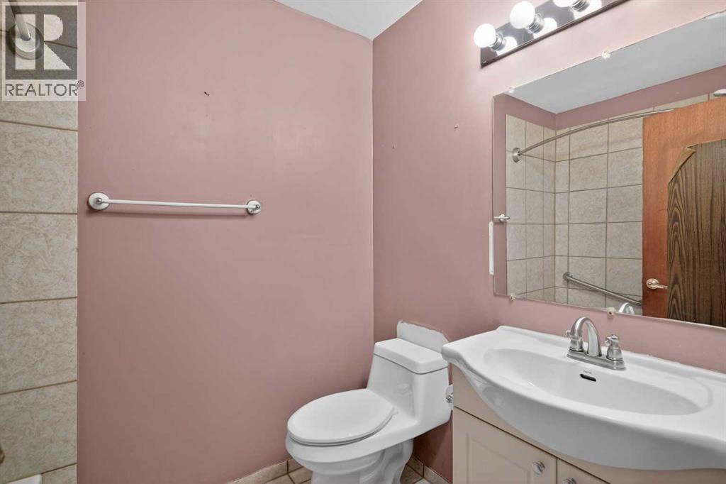 44 Winslow Crescent Sw, Calgary, AB - Indoor Photo Showing Bathroom