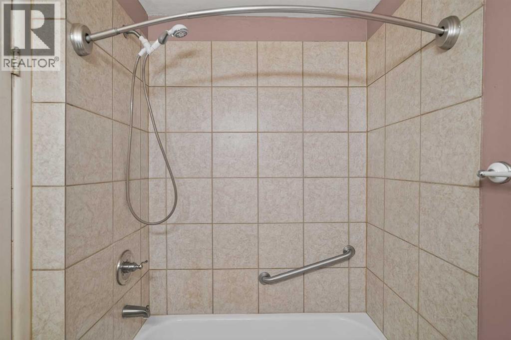 44 Winslow Crescent Sw, Calgary, AB - Indoor Photo Showing Bathroom