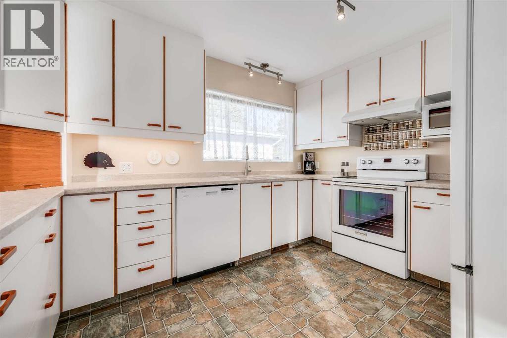 7431 5 Street Sw, Calgary, AB - Indoor Photo Showing Kitchen