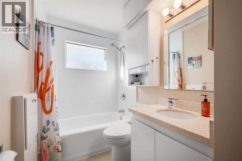 7431 5 Street Sw, Calgary, AB - Indoor Photo Showing Bathroom