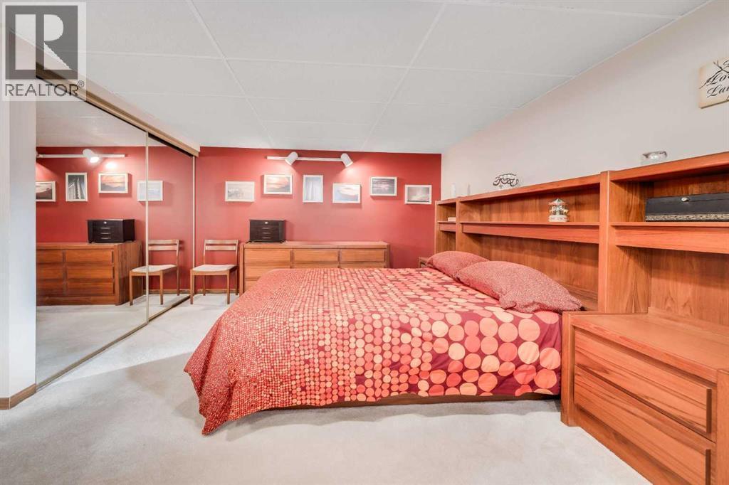 7431 5 Street Sw, Calgary, AB - Indoor Photo Showing Bedroom