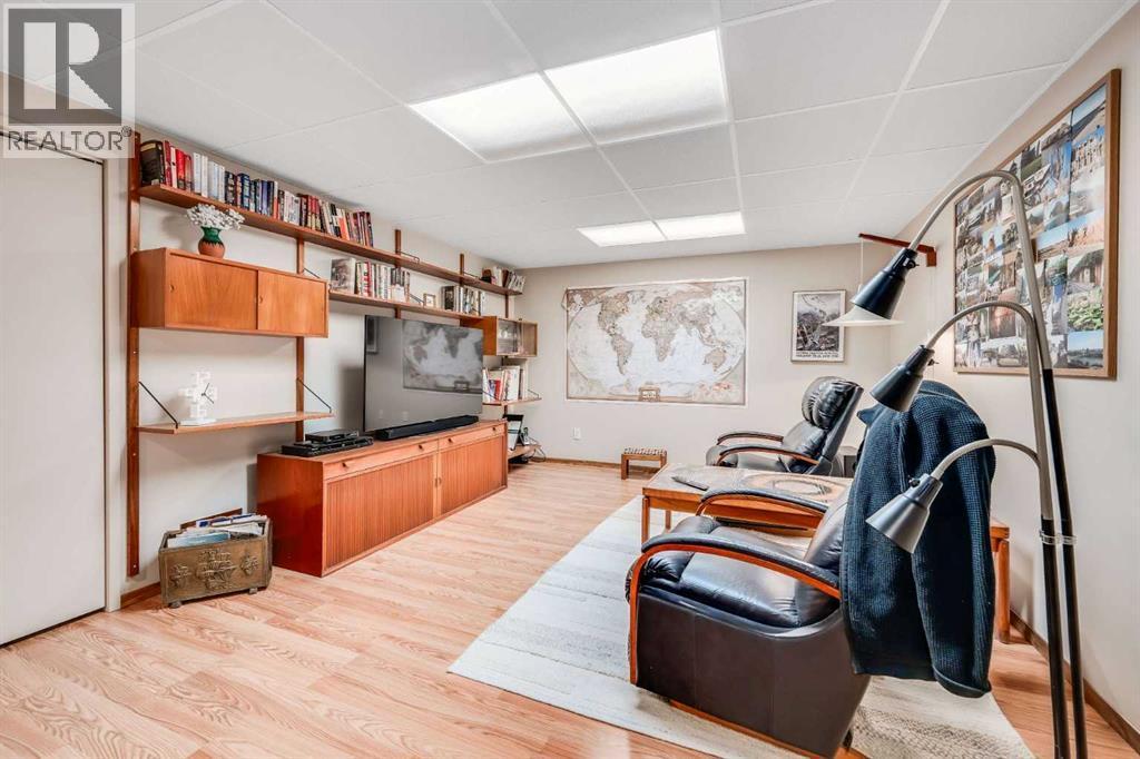 7431 5 Street Sw, Calgary, AB - Indoor Photo Showing Other Room