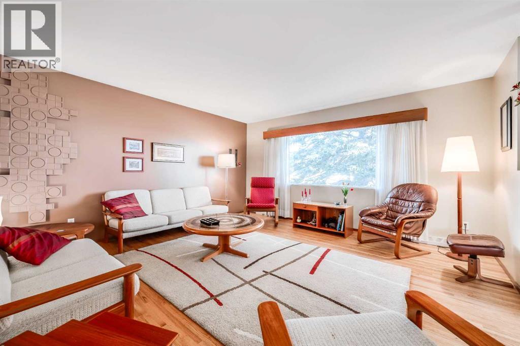 7431 5 Street Sw, Calgary, AB - Indoor Photo Showing Living Room