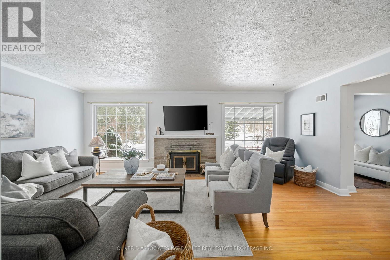 420 Riverside Drive, London North (North N), ON - Indoor Photo Showing Living Room With Fireplace