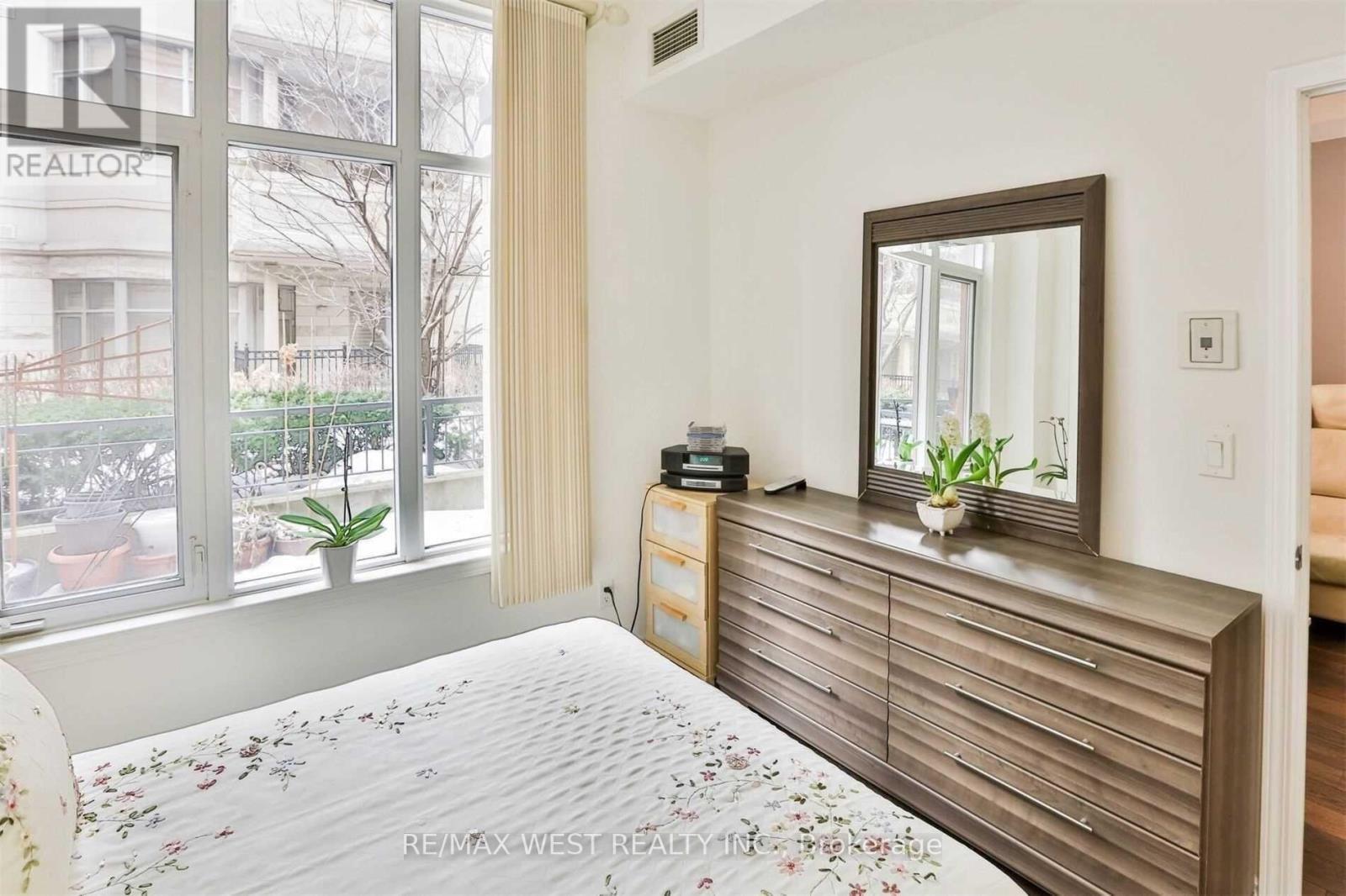 Gv-108 - 330 Princess Royal Drive, Mississauga, ON - Indoor Photo Showing Bedroom