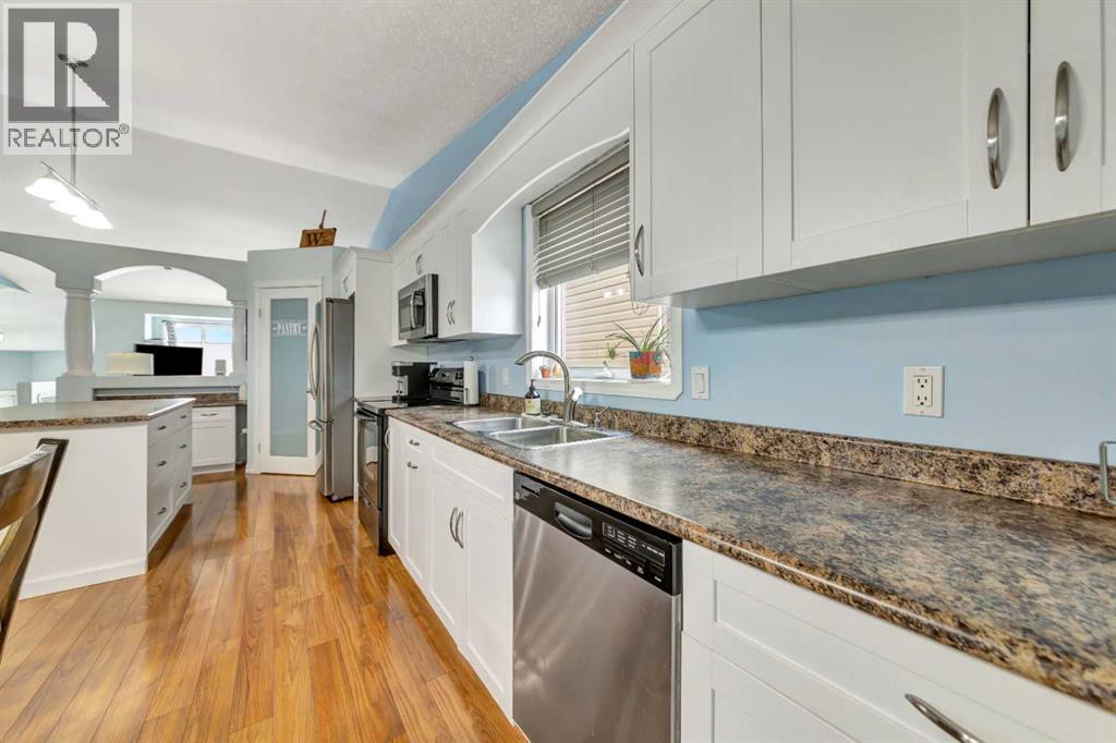 3204 65 Avenue, Lloydminster, AB - Indoor Photo Showing Kitchen With Double Sink