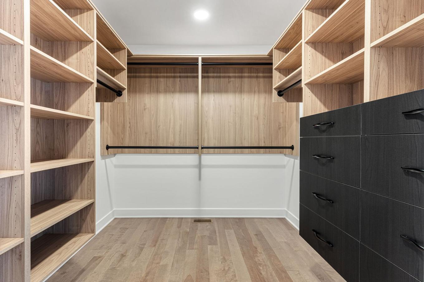 Penderie (Walk-in) - 751 Rue Louis-Quilico, Boucherville, QC - Indoor With Storage