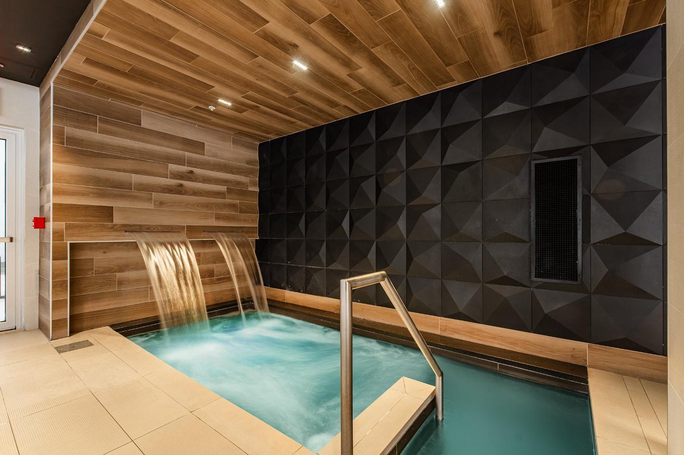 Spa - 431-738 Rue St-Paul O., Montréal (Ville-Marie), QC - Indoor Photo Showing Other Room