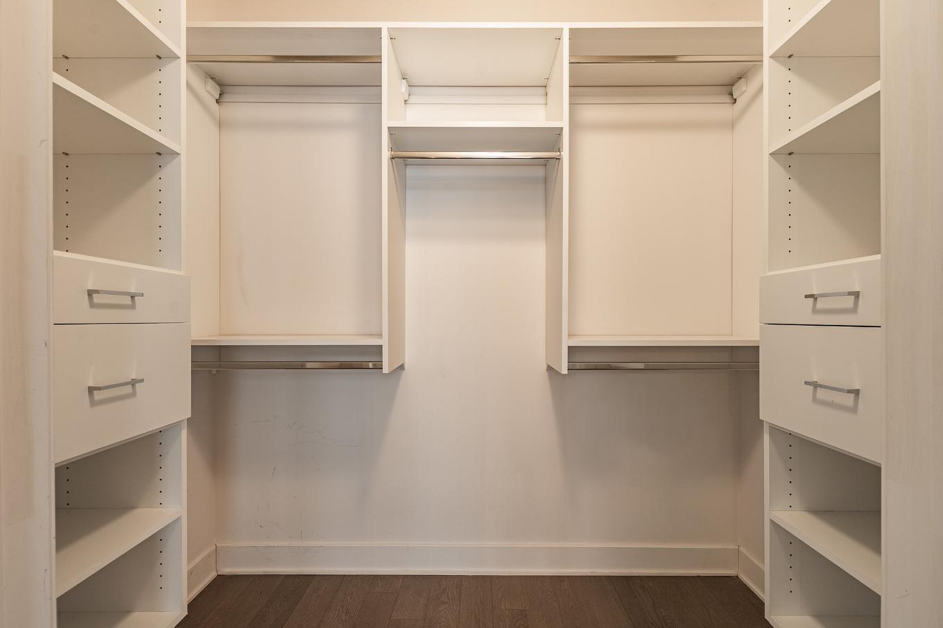 Penderie (Walk-in) - 431-738 Rue St-Paul O., Montréal (Ville-Marie), QC - Indoor With Storage